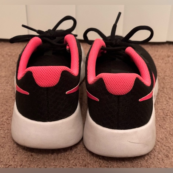 Nike Unisex Big Kids Youth Tanjun Running Gym Shoes Sneakers Black Pink 5Y - Picture 11 of 15